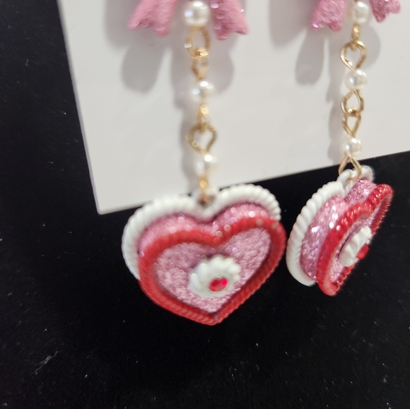🔹️BETSEY JOHNSON 🔹️Baby Cakes Pink Bow & Heart Cake Dangle Post Earrings - Picture 5 of 6